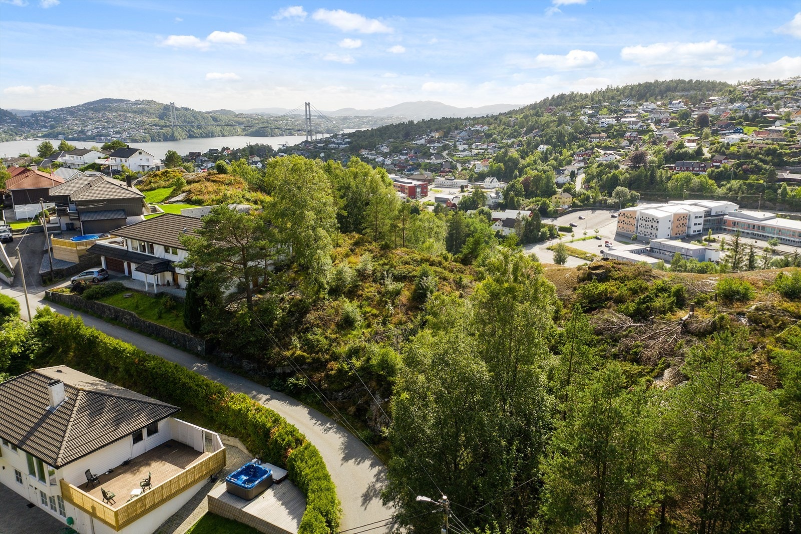 Mot sørvest har en utsikt mot Byfjorden og nærområdet med barneskole, ungdomskole og videregående skole. Galleribilde