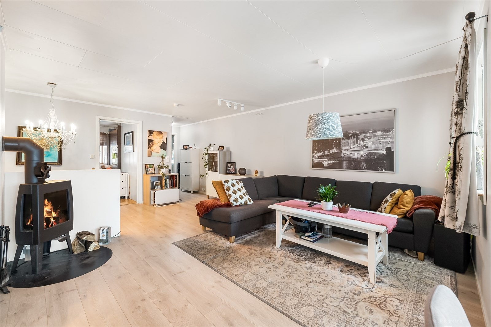 Romslig rekkehus med carport Galleribilde