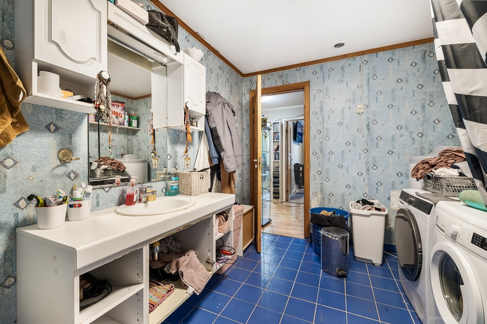 Badet har servant, skap og opplegg for vaskemaskin. Galleribilde