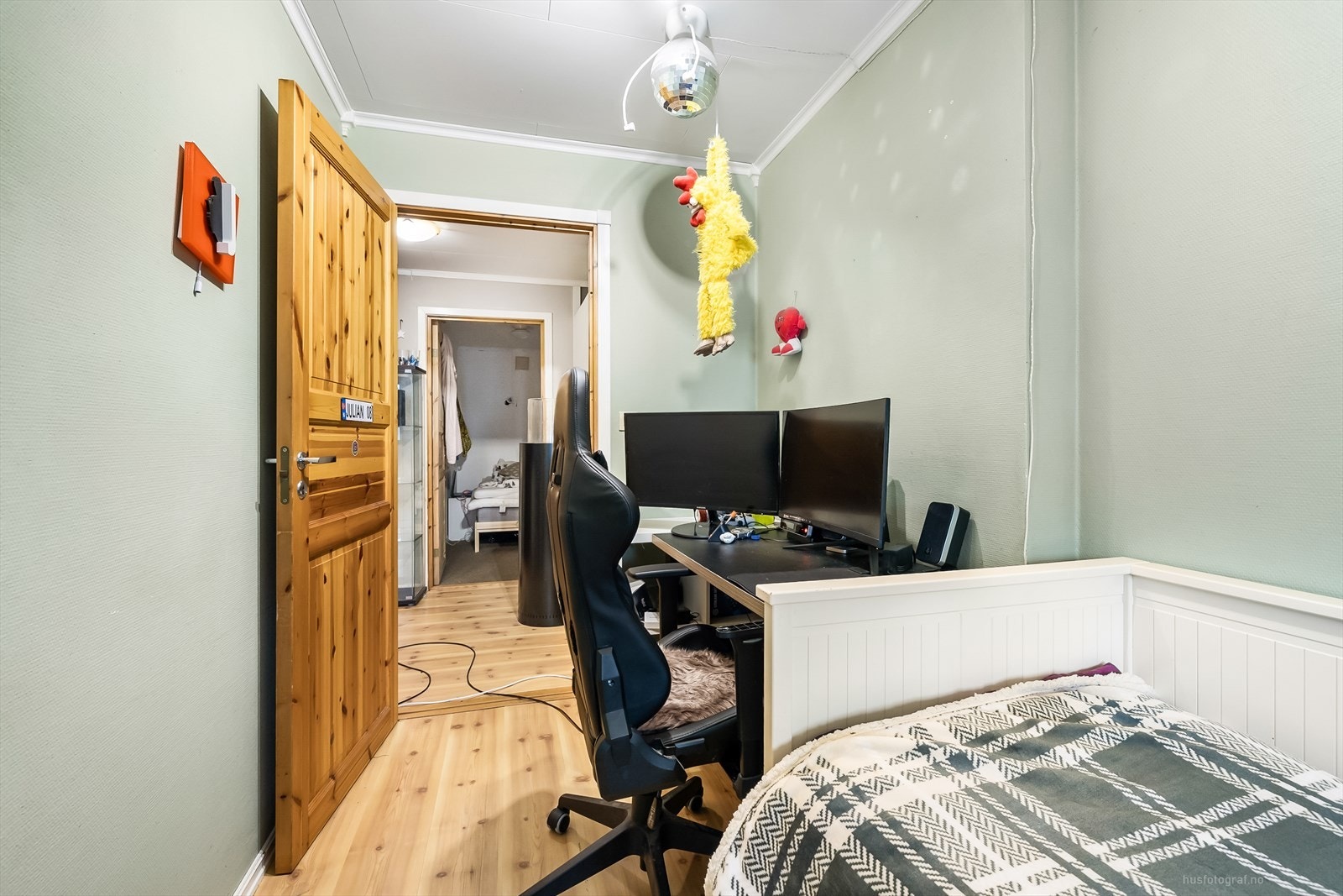 Soverom med plass til seng og skrivebord. Galleribilde