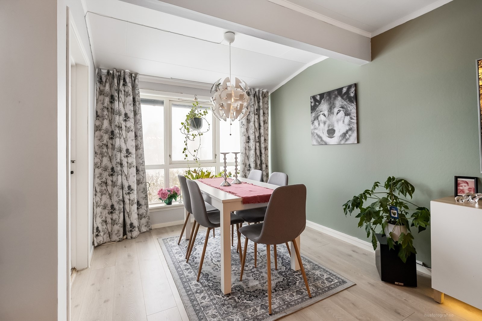 Her er det plass til spisebord. Galleribilde
