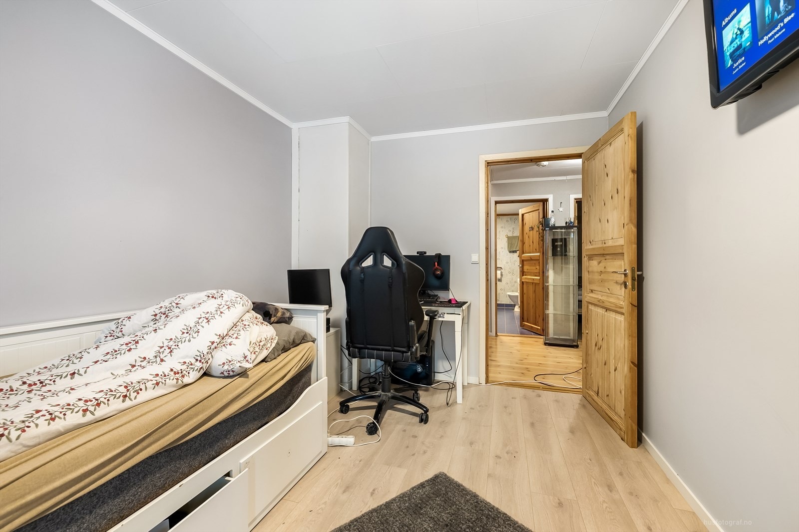 Soverom med plass til skrivebord og seng. Galleribilde