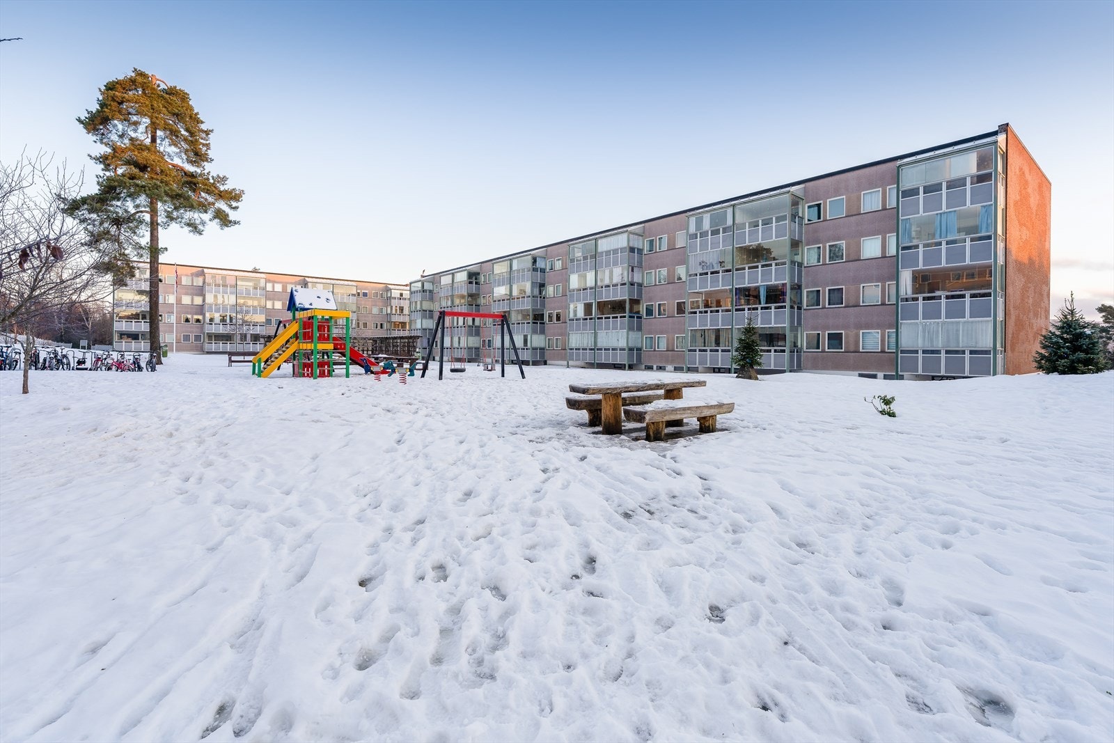 Leiligheten ligger høyt og fritt i 4. etasje og har romslig, innglasset balkong mot vest med gode solforhold. Galleribilde