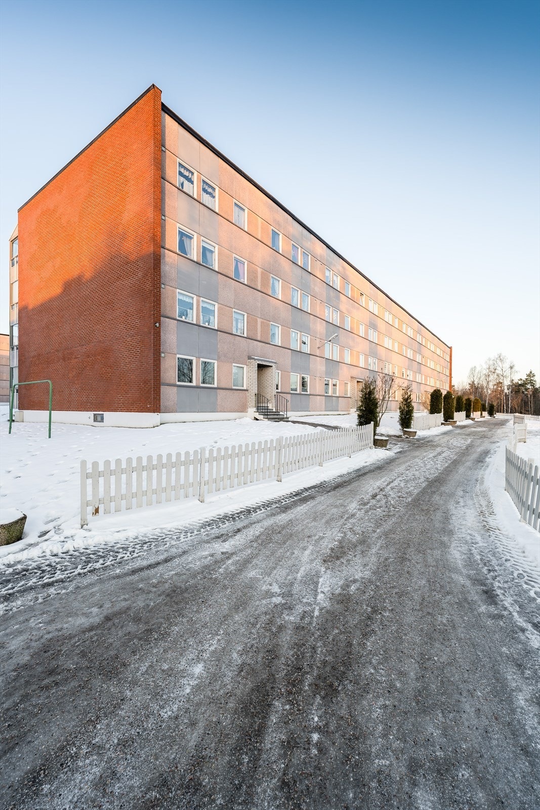 Området er barnevennlig, med nærhet til dagligvareforretninger, barnehager og Stigeråsen skole med 1.-7. trinn, samt Gulset ungdomsskole. Galleribilde