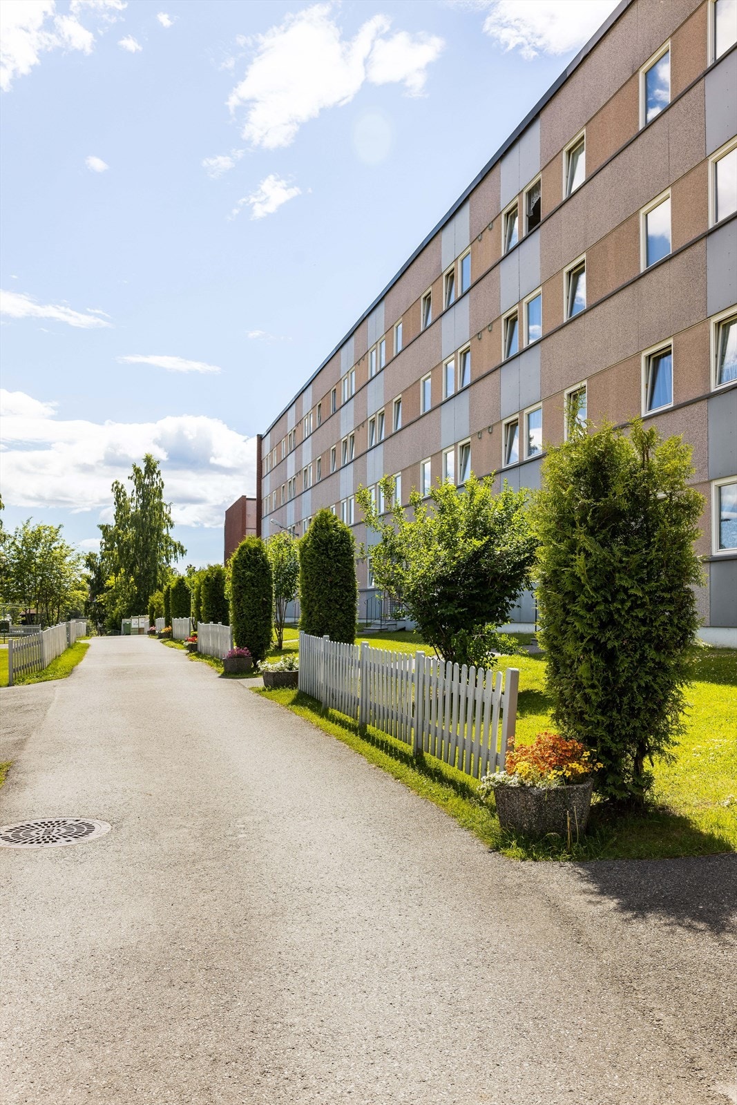 Gulset er Telemarks største bydel og sentralt i bydelen er det opparbeidet et bydelssenter, som ligger innen kort gangavstand fra boligen. Galleribilde