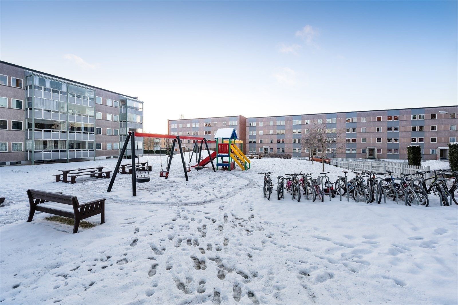 Tomten er pent opparbeidet med store, fine grøntarealer og diverse beplantning. Asfalterte internveier og parkeringsarealer. Galleribilde