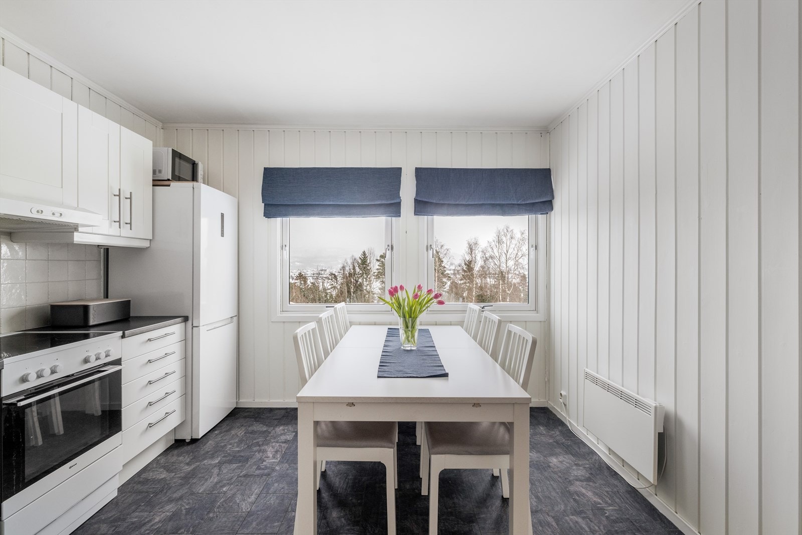 Pent kjøkken av god størrelse, med romslig spiseplass. Galleribilde