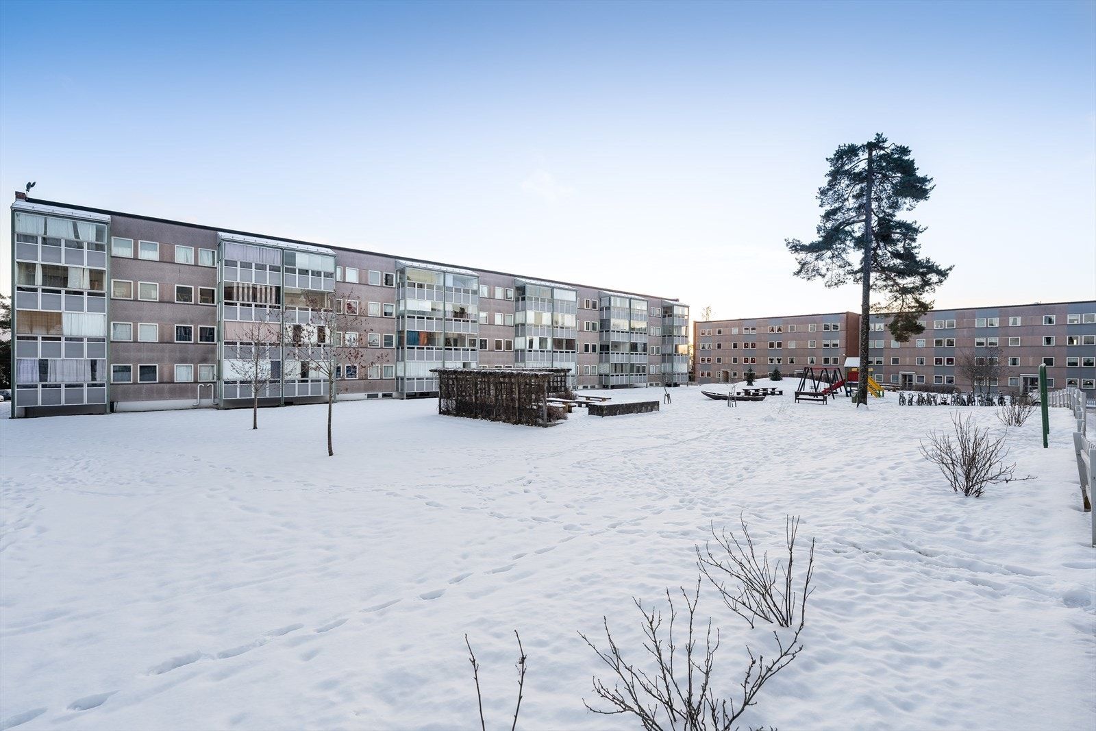 Tomten fremstår som godt vedlikeholdt og mellom blokkbebyggelsen er det opparbeidet et hyggelig tun, med stor gressplen og pent opparbeidede uteplasser, samt lekeplass med diverse lekeapparater. Galleribilde