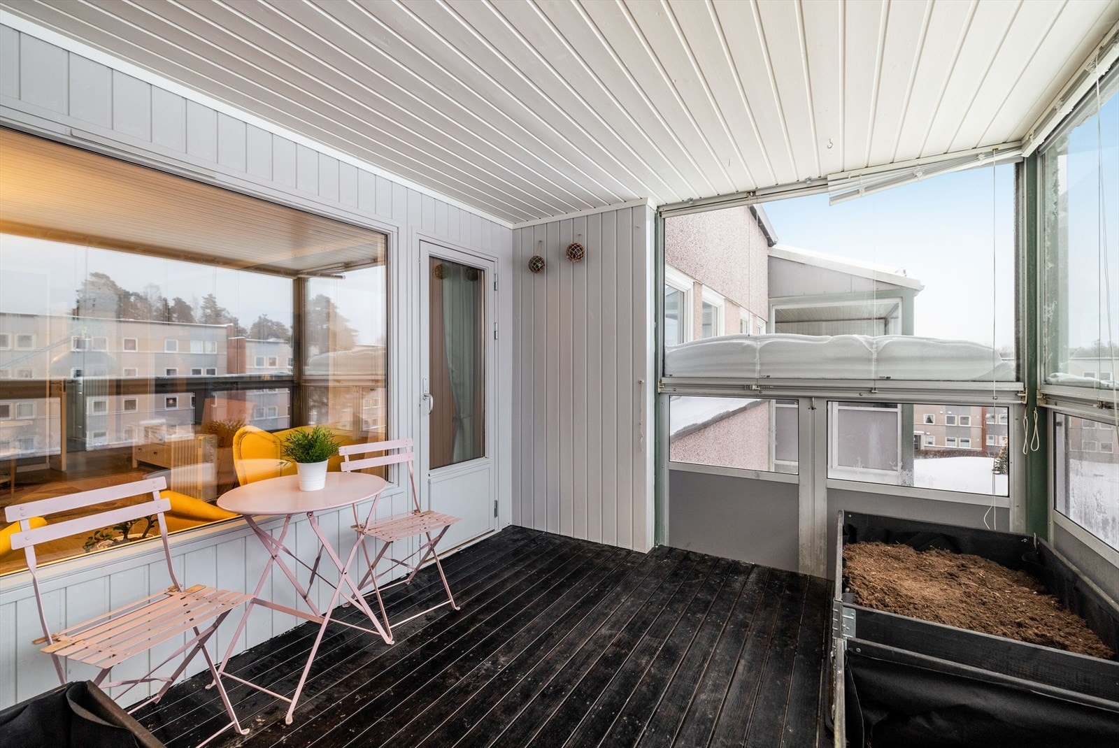 Fra stuen er det utgang til innglasset balkong mot vest med gode solforhold. Galleribilde