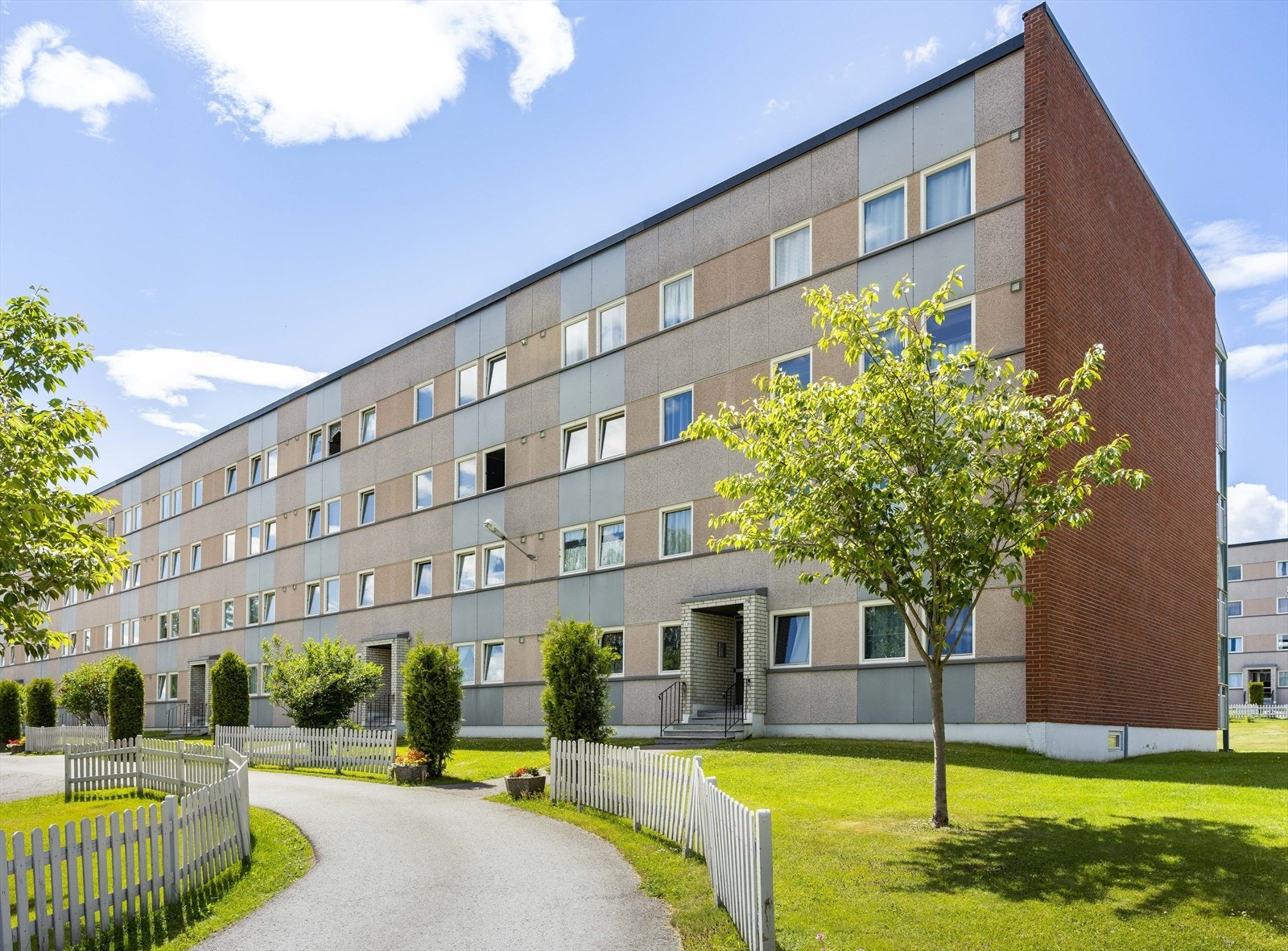 Gulset er Telemarks største bydel og sentralt i bydelen er det opparbeidet et bydelssenter, som ligger innen kort gangavstand fra boligen. Galleribilde