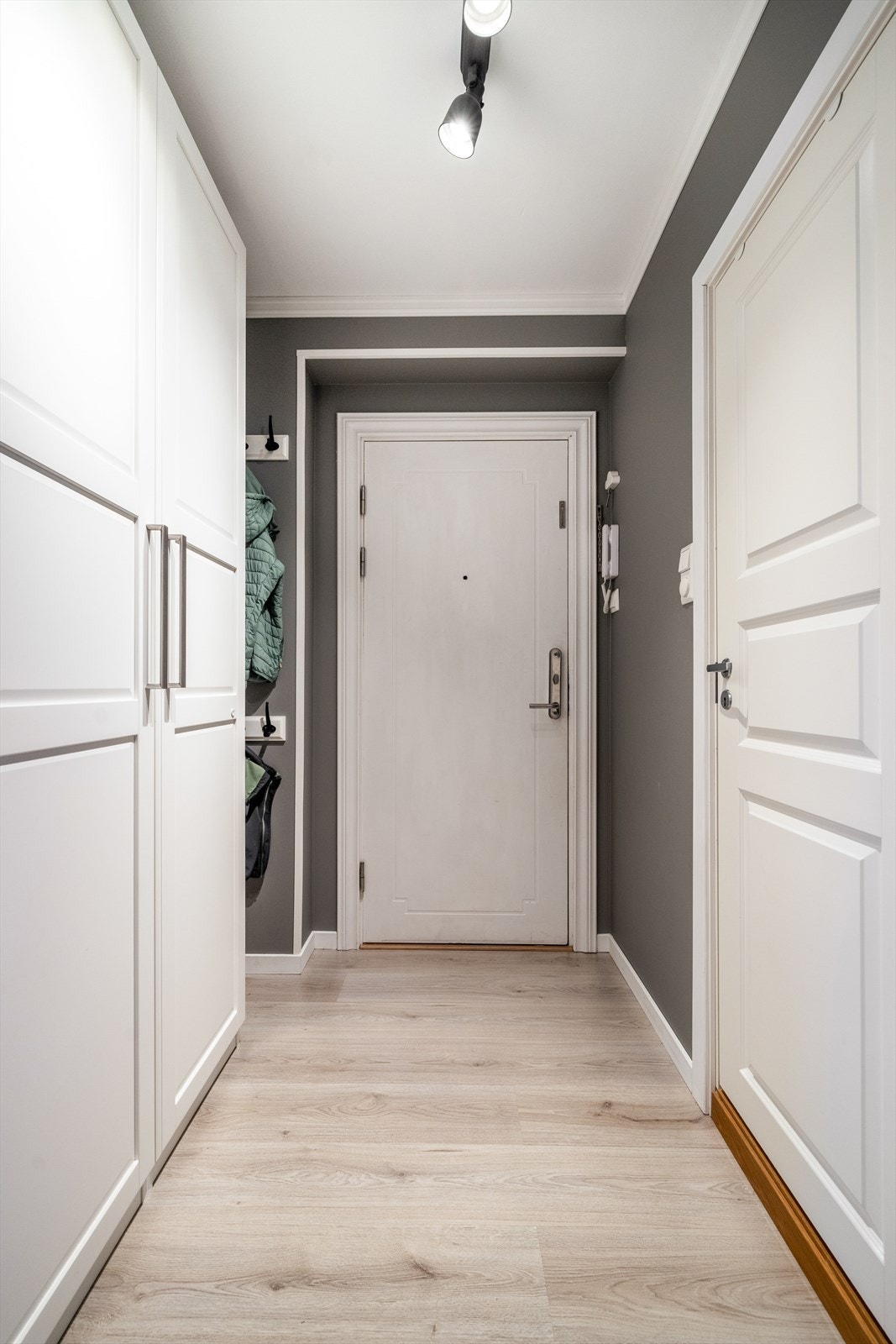 Leiligheten har en lys og fin entré som ønsker velkommen inn! Entre pusset opp i 2021 med ny laminat som stue, walls to paint plater og nytt garderobeskap. Galleribilde
