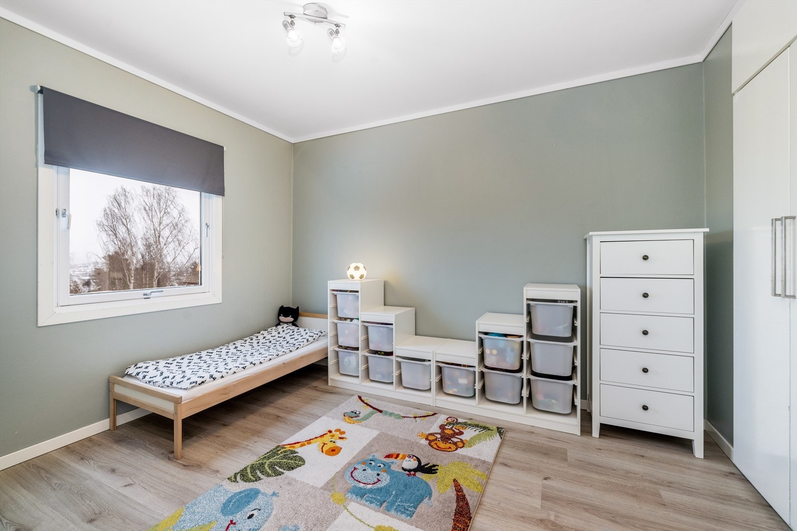 Soverom 2 ved kjøkken har plassbygde skap med folierte hyller. Galleribilde