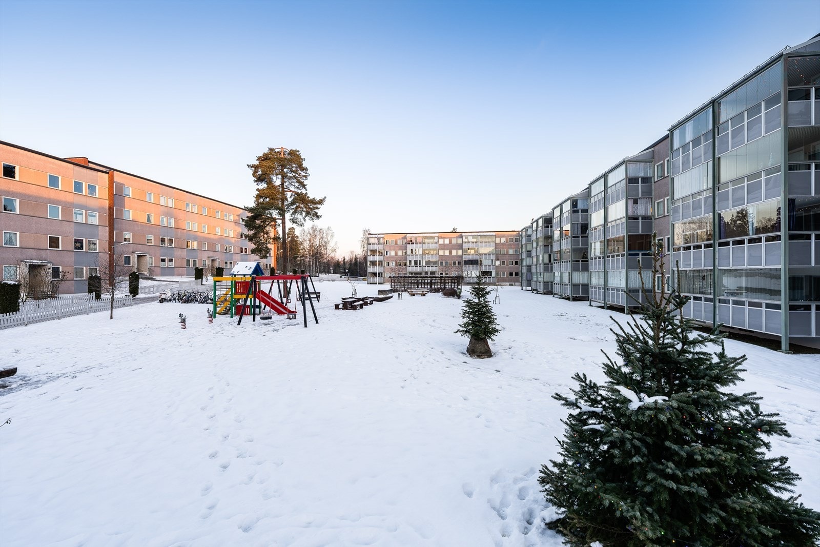 Øvre Maihaugen 4D ligger fint og sentralt til i et hyggelig og godt etablert boligområde på Gulset i Skien, med kort vei til det meste. Galleribilde