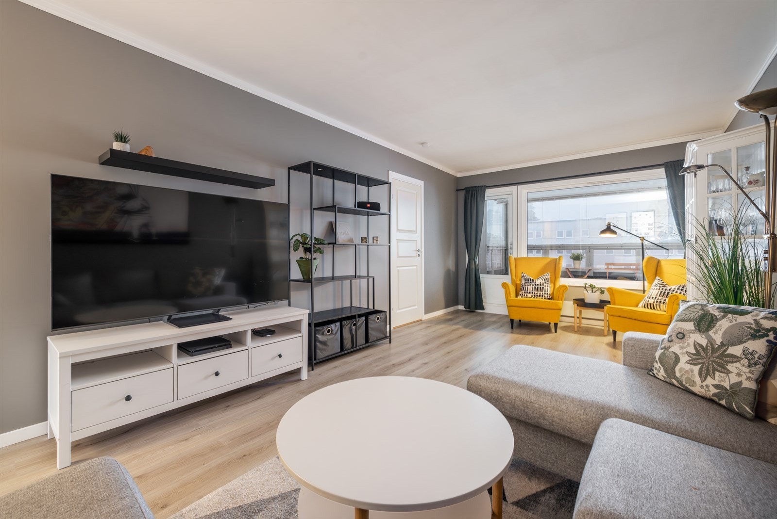 Lys og fin stue med plass til både sofa og annen møblering. Galleribilde