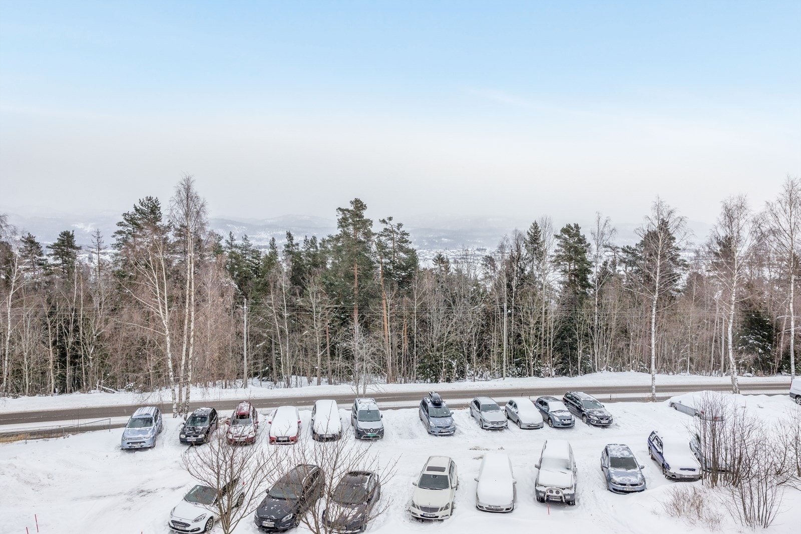 Det er felles biloppstillingsplasser i borettslaget. Borettslaget har garasjer, ved Maihaugen garasjelag hvor det er ventelisteordning. Galleribilde