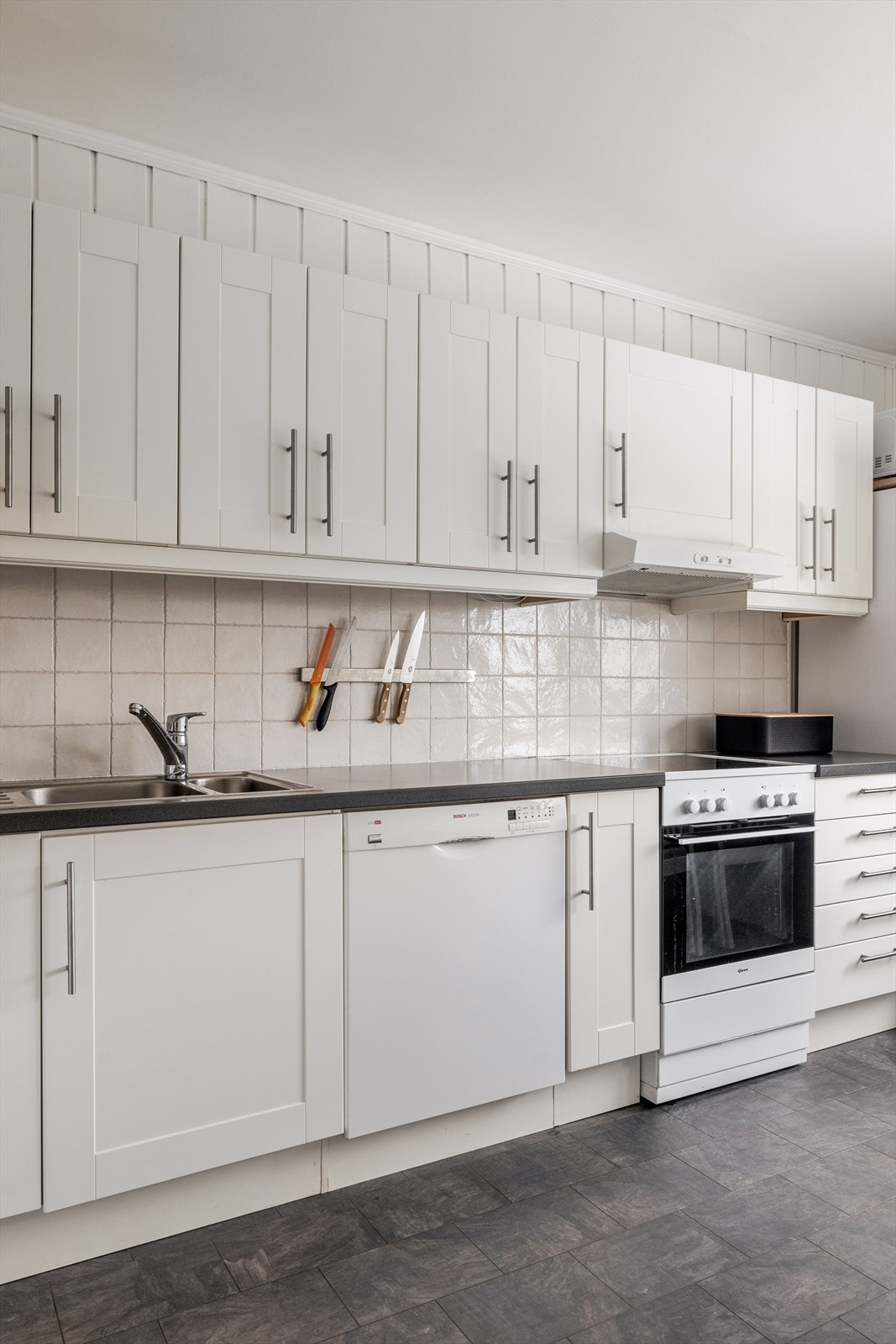 Kjøkken har en velholdt IKEA innredning med god skap- og benkeplass. Galleribilde