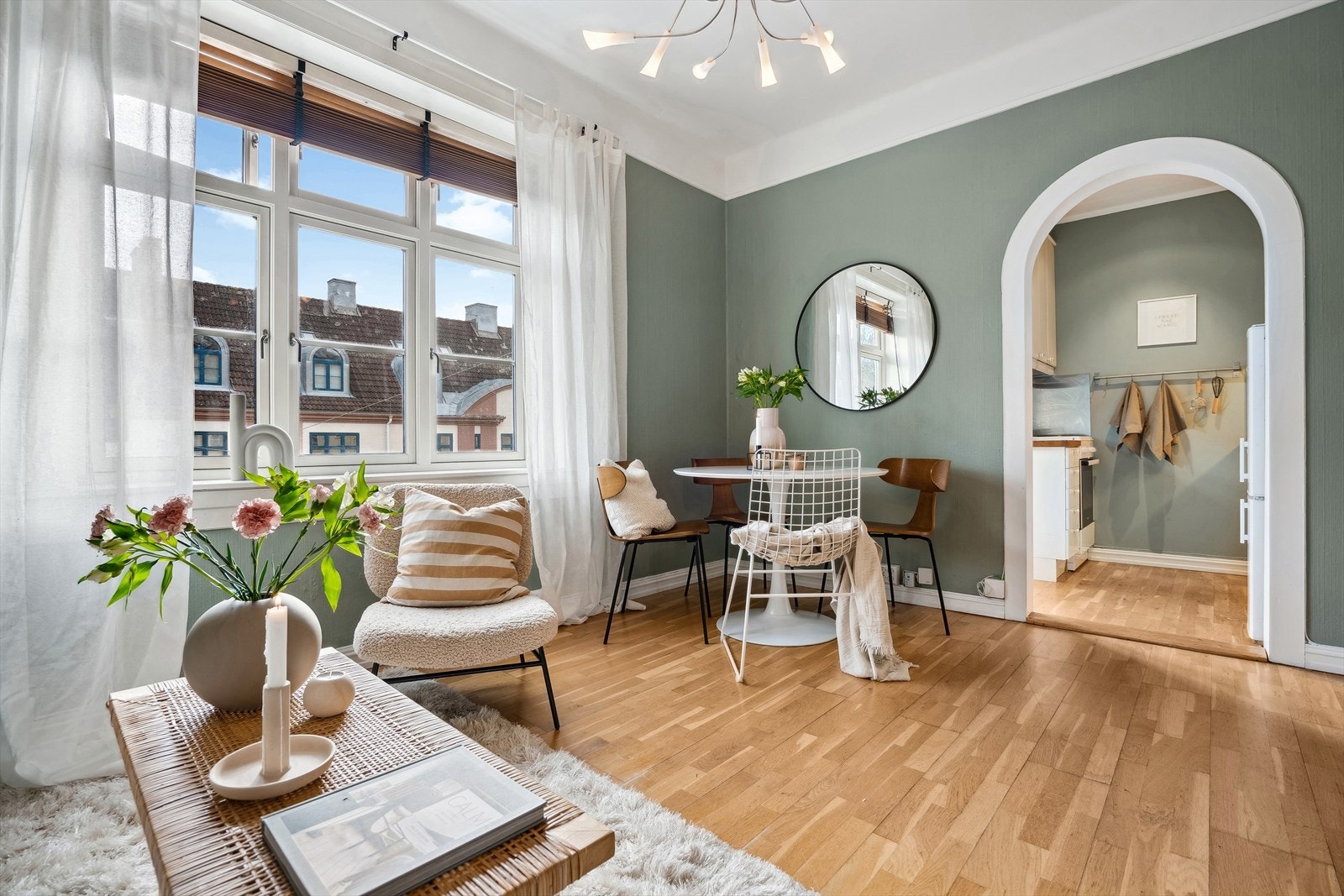De store vindusflatene slipper inn godt med naturlig lys å skaper en luftig og fin atmosfære i rommet. Galleribilde
