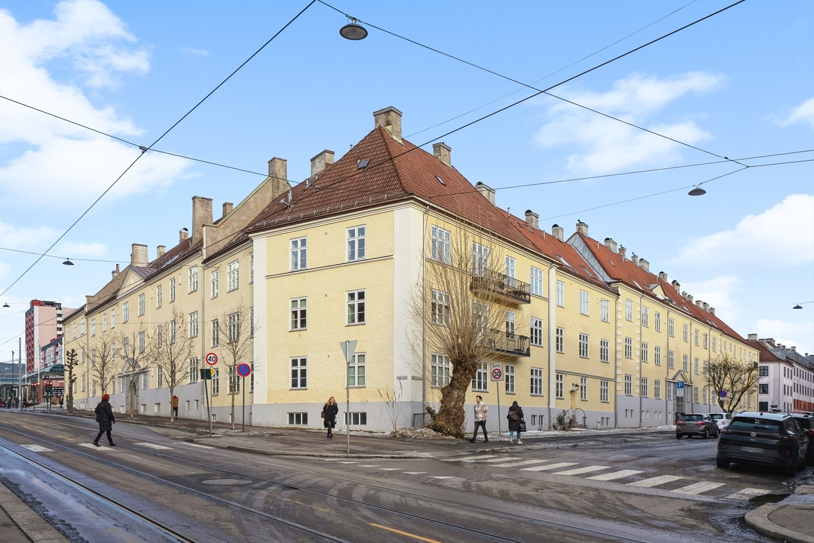 Pent opparbeidet felles festetomt på ca. 5 694 kvm. Leiligheten ligger i Torshov kvartal X på Torshov med sin klassiske bygårdsbebyggelse fra 1922. Kvartal X er en del av den tradisjonsrike Torshovbyen. Galleribilde