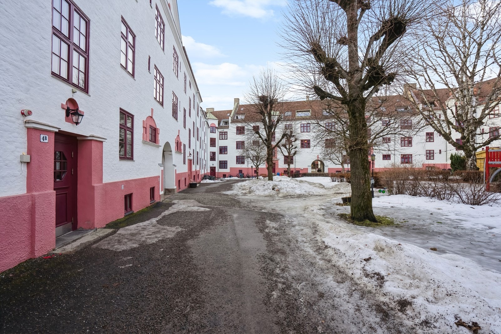 Bygården har en fantastisk bakgård med flott beplanting, sittegrupper, grill og lekeplass. Galleribilde