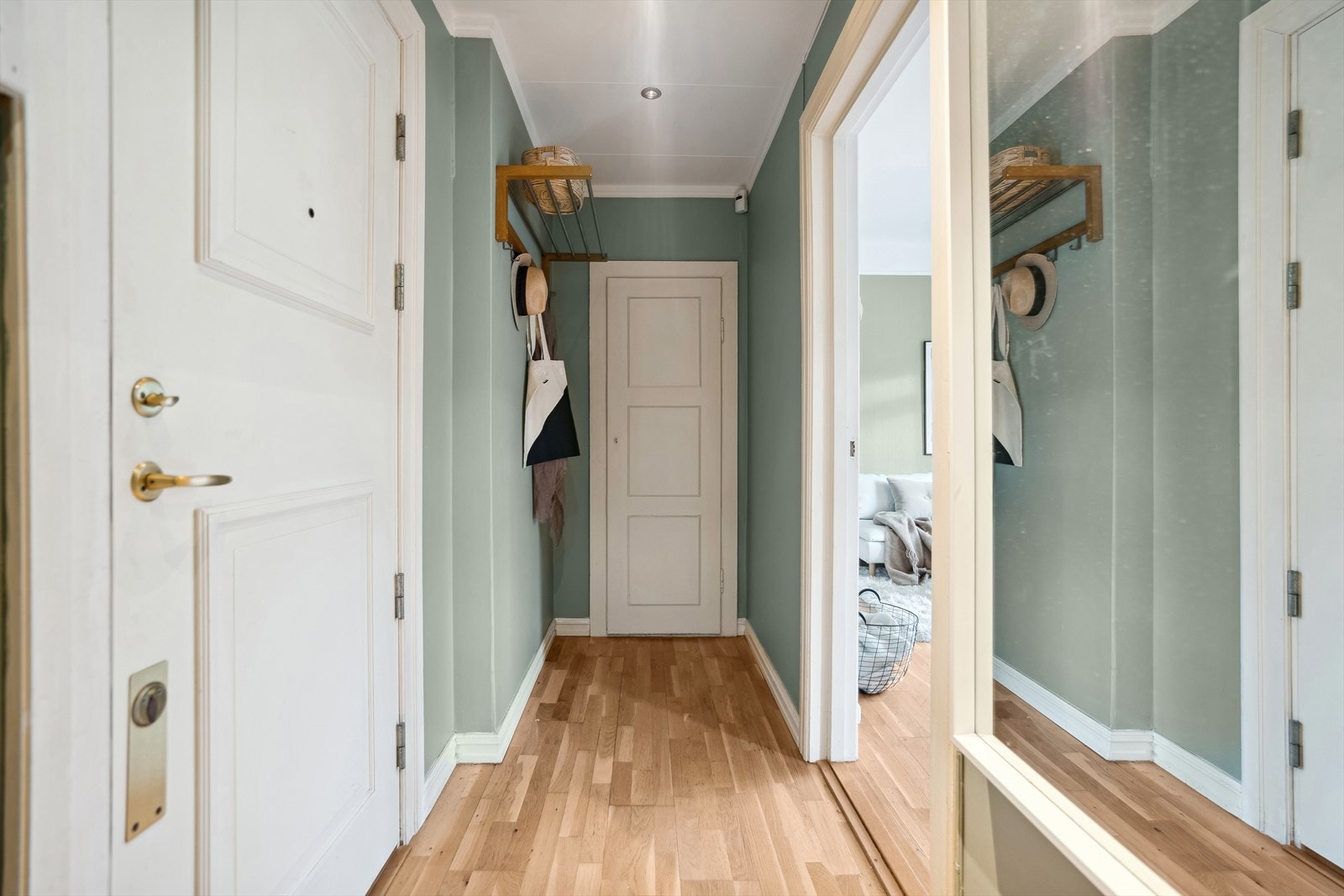 Her ønskes du velkommen inn i en lys gang med god plass til å henge fra seg jakken og sette fra seg skoene. I enden av entréen er det et praktisk garderobeskap. Galleribilde