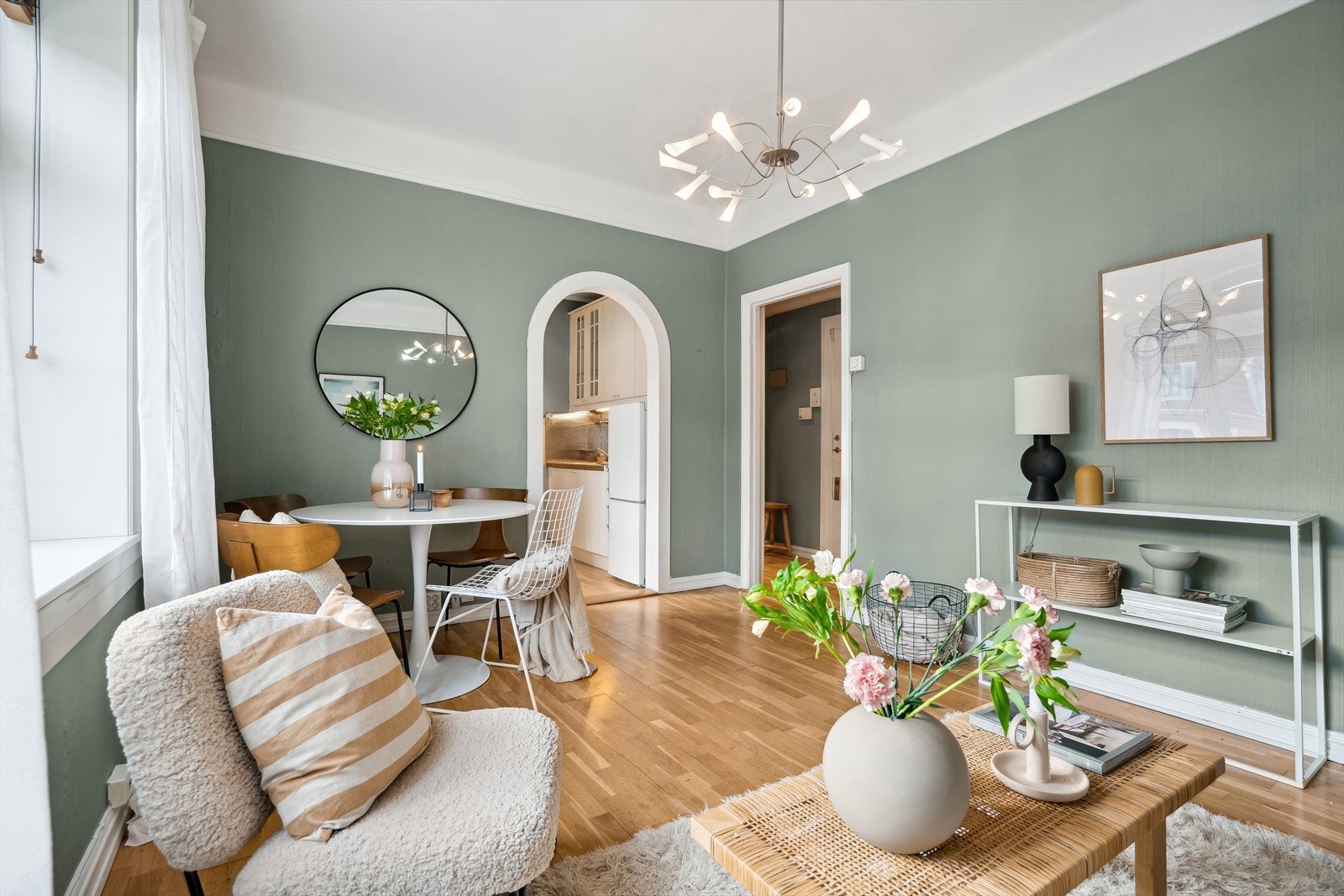 Her er det plass til en hyggelig sofagruppe og ønsket medie-/oppbevaringsmøblement. Galleribilde