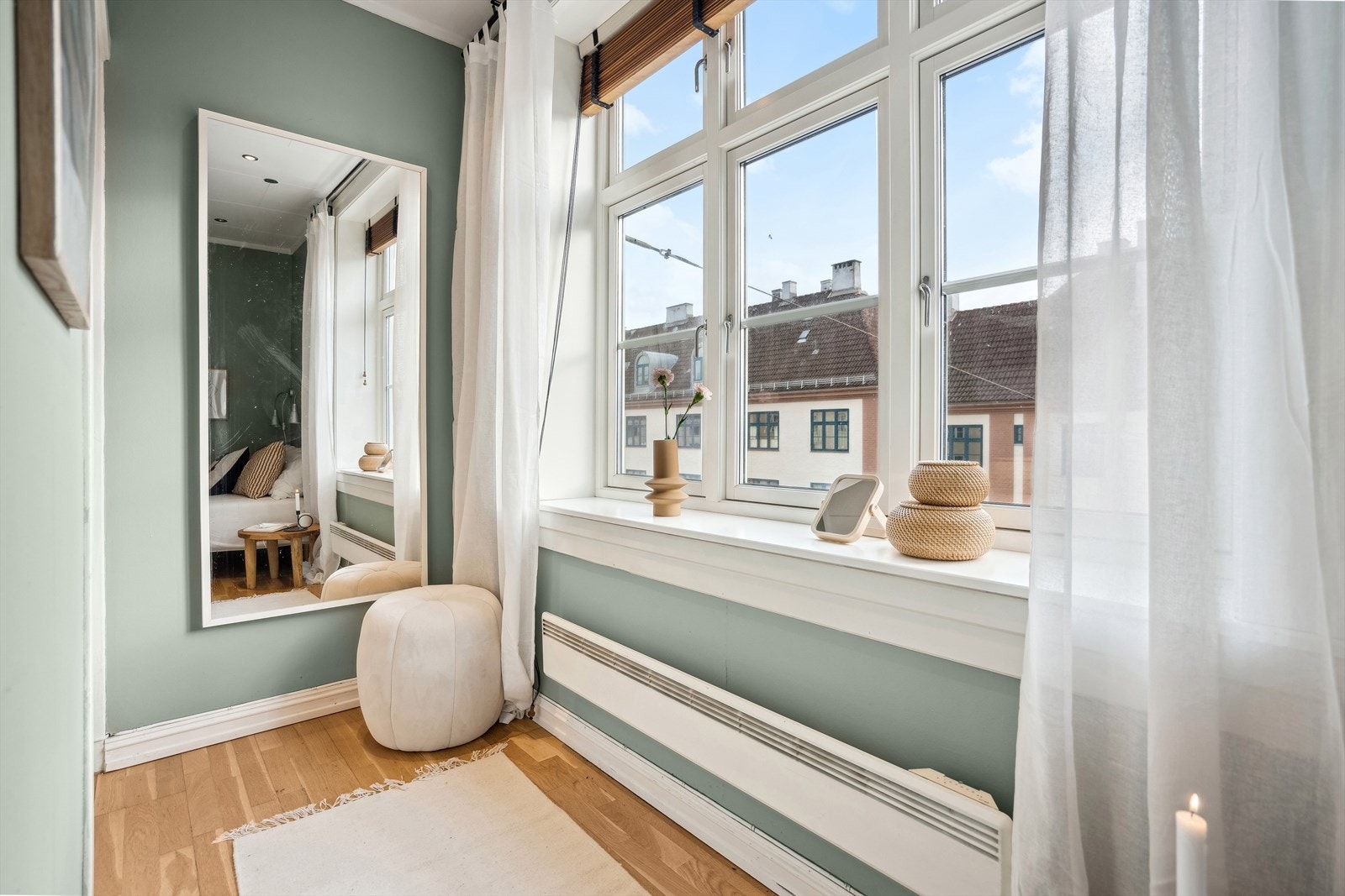 På soverommet er det også store vinduflater som slipper inn herlig naturlig lys. Galleribilde