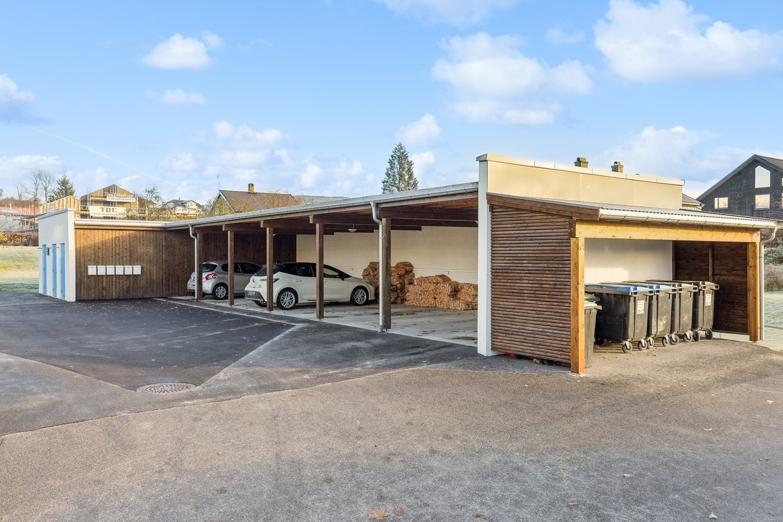 Det medfølger også parkeringsplass i carport, samt lagringsplass i utvendig bod. Galleribilde