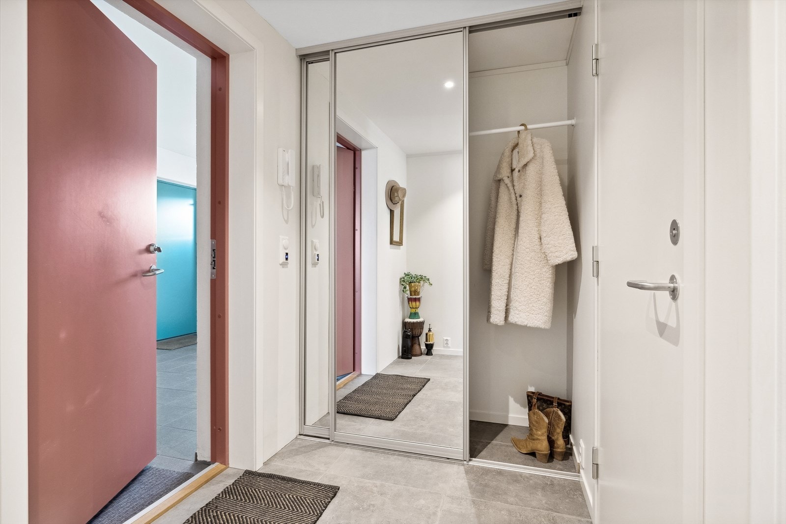 Romslig entré med god plass til å henge fra seg yttertøyet. Galleribilde