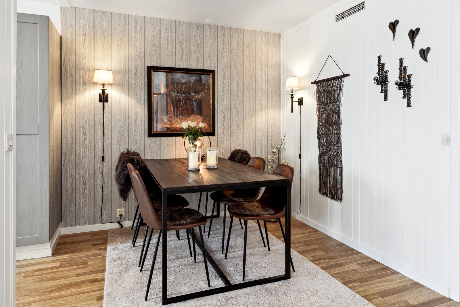 Leiligheten har også god plass til spisegruppe Galleribilde