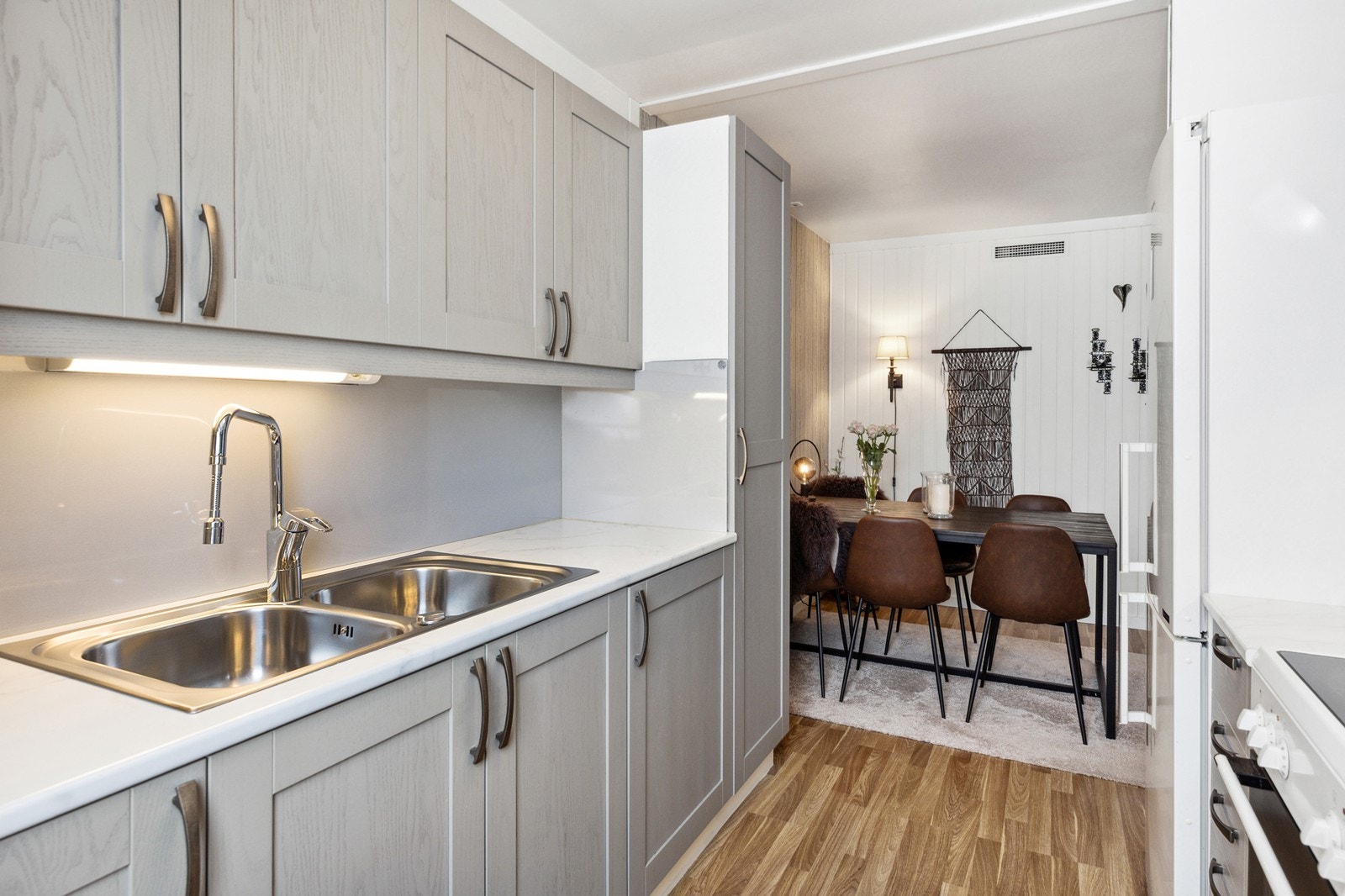 Kjøkkenfrontene og benkeplaten ble byttet i 2020 Galleribilde