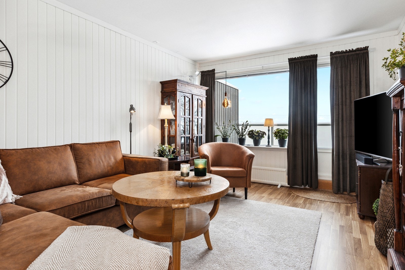 Stuen er lys med store vindusflater som gir rikelig med naturlig lys Galleribilde