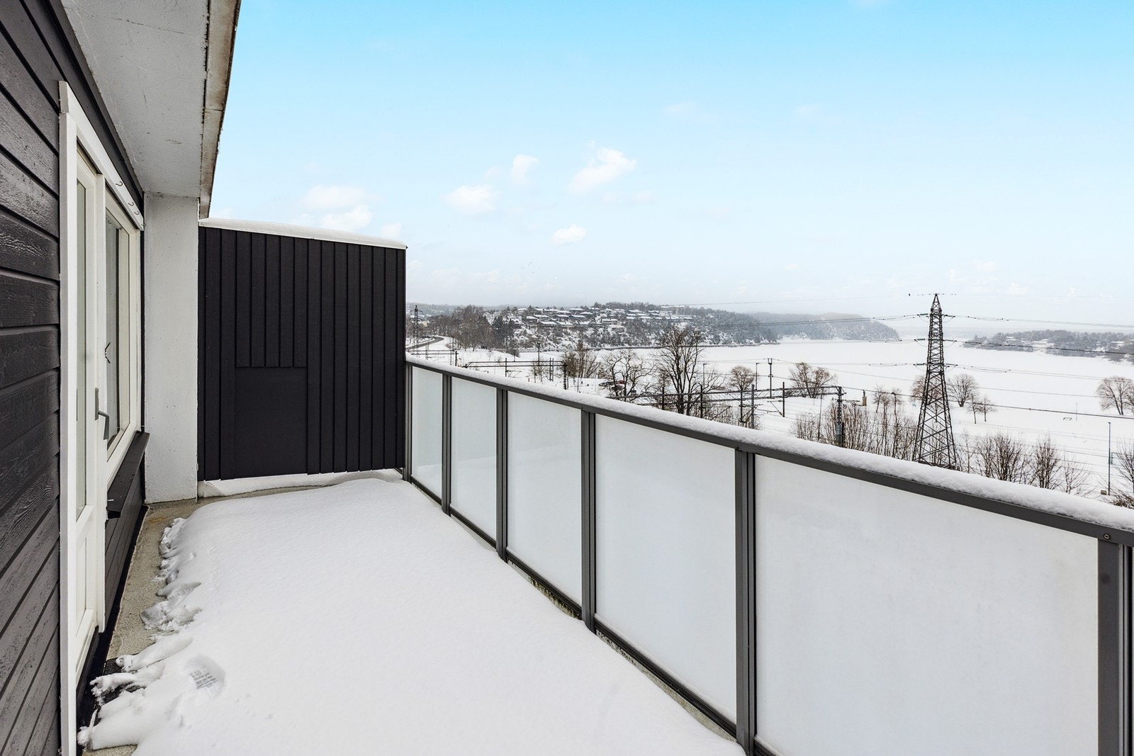 Fra balkongen er det fin utsikt utover Glengshølen Galleribilde