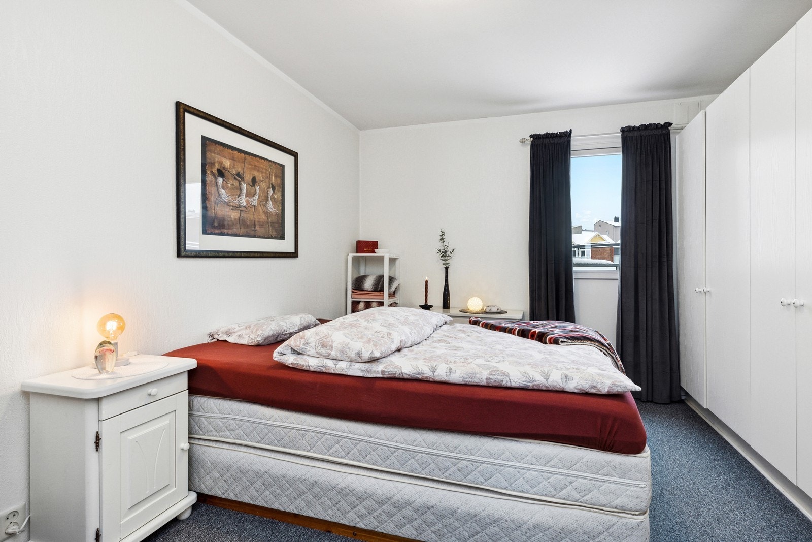 Hovedsoverom med plassbygde garderobeskap og utgang til sydvestvendt balkong Galleribilde