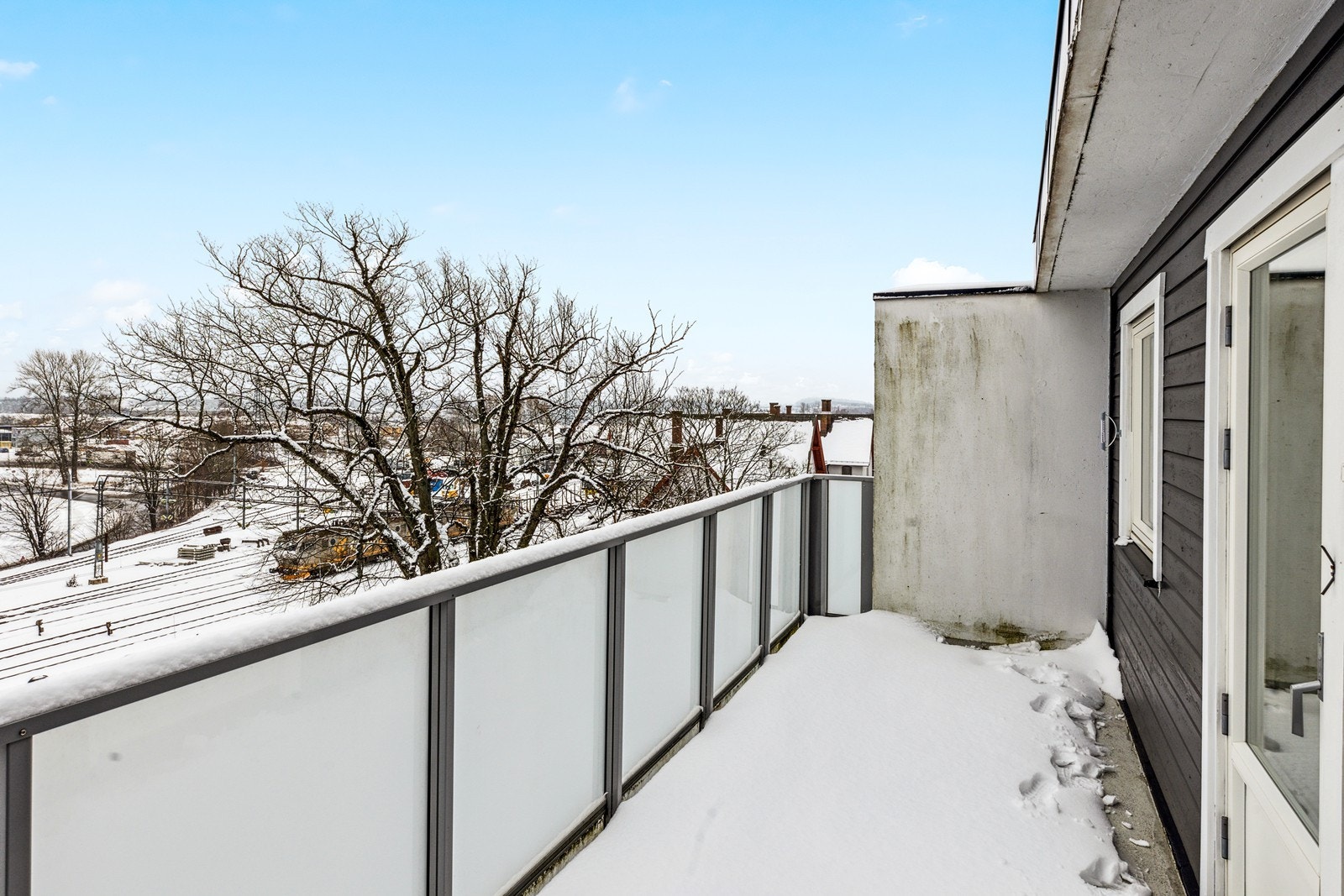 På balkongen er det god plass til utemøbler Galleribilde