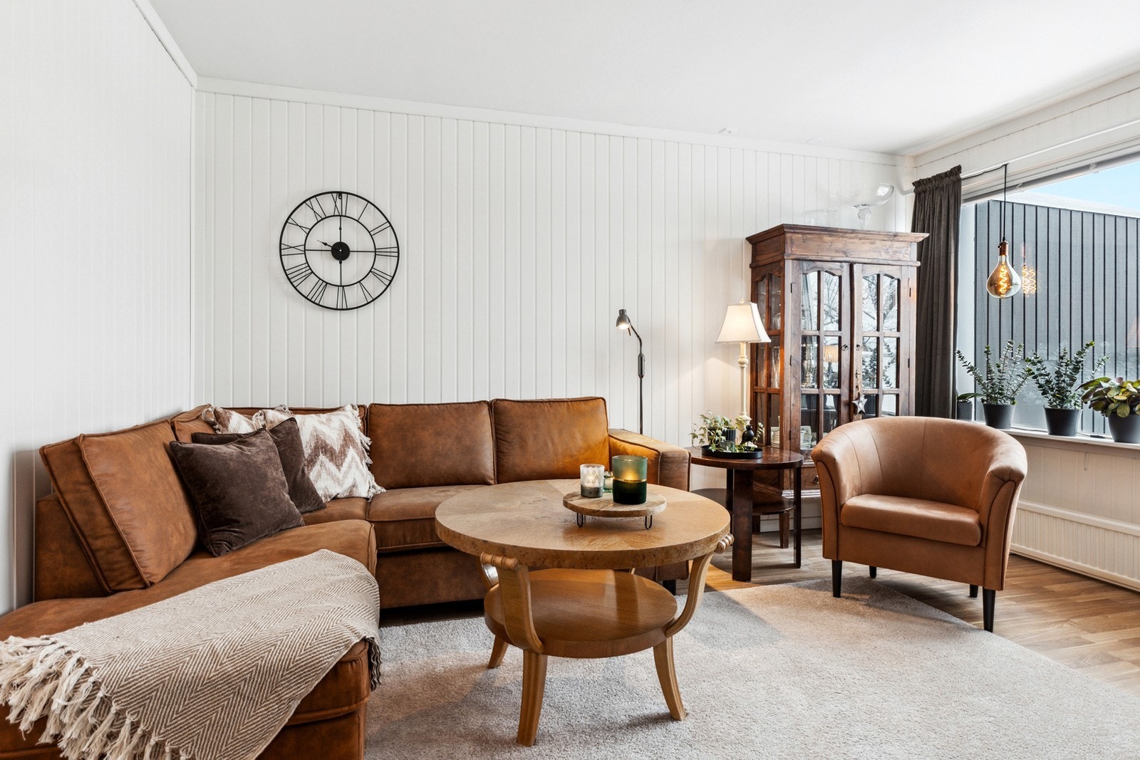 I stuen er det god plass til sofagruppe Galleribilde