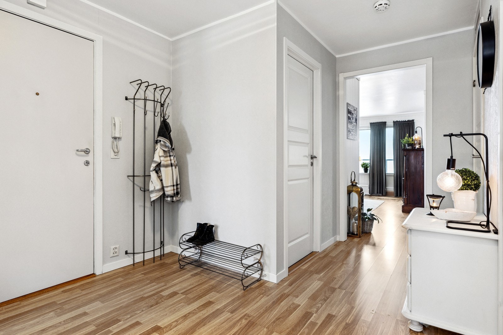 Entré med god plass til entrémøbler Galleribilde