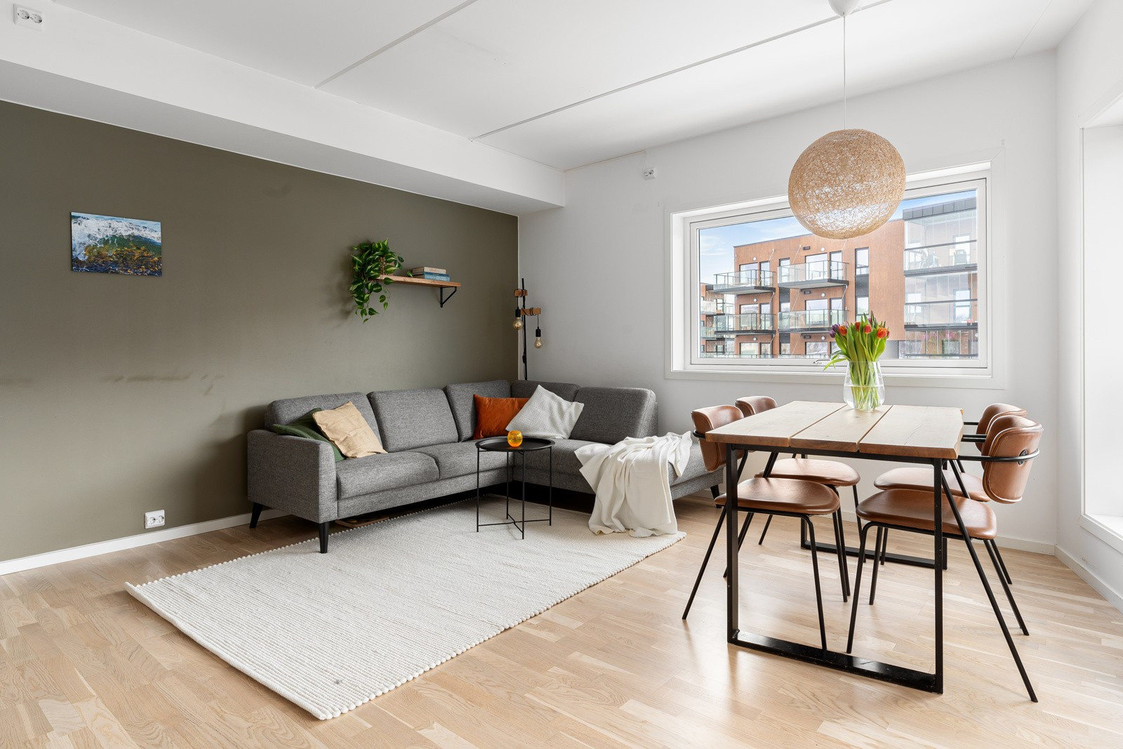 Stuen fremstår lys og romslig med god plass til sofagruppe med tilhørende møblement!