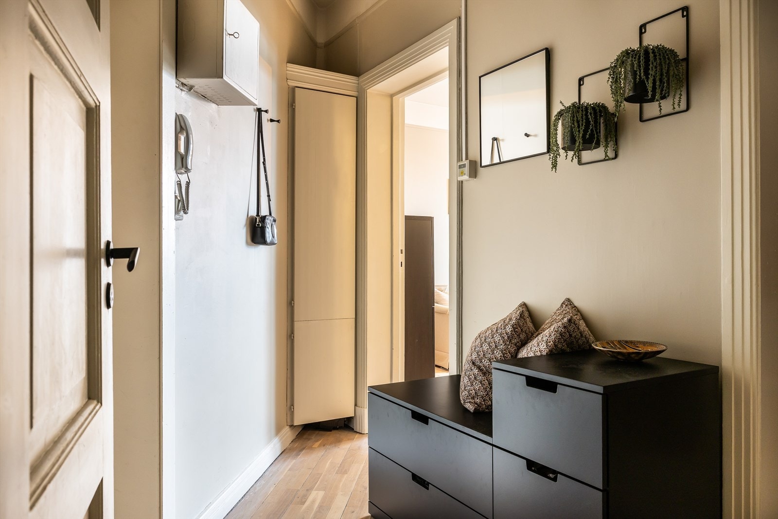 Entré med plass til å sette fra seg sko og henge fra seg yttertøy. Galleribilde