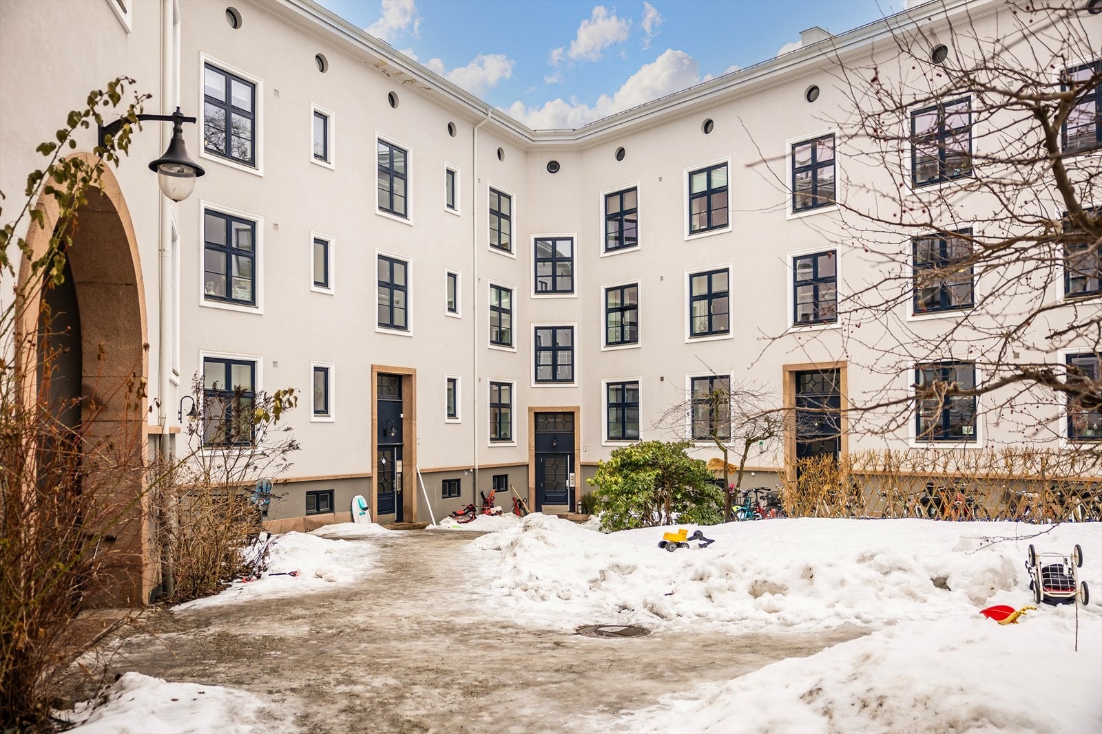 Bakgården ble oppgradert i 2016 Galleribilde