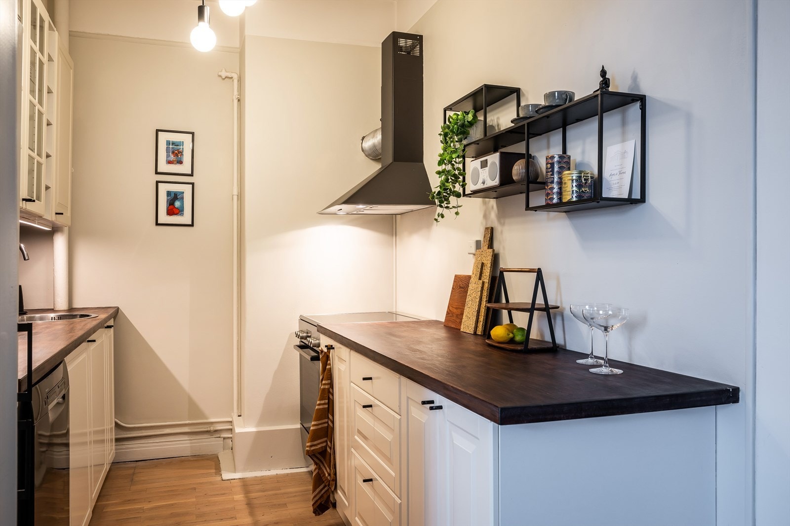 Kjøkkeninnredning fra kjøkkenserien Lillbyn fra IKEA. Galleribilde