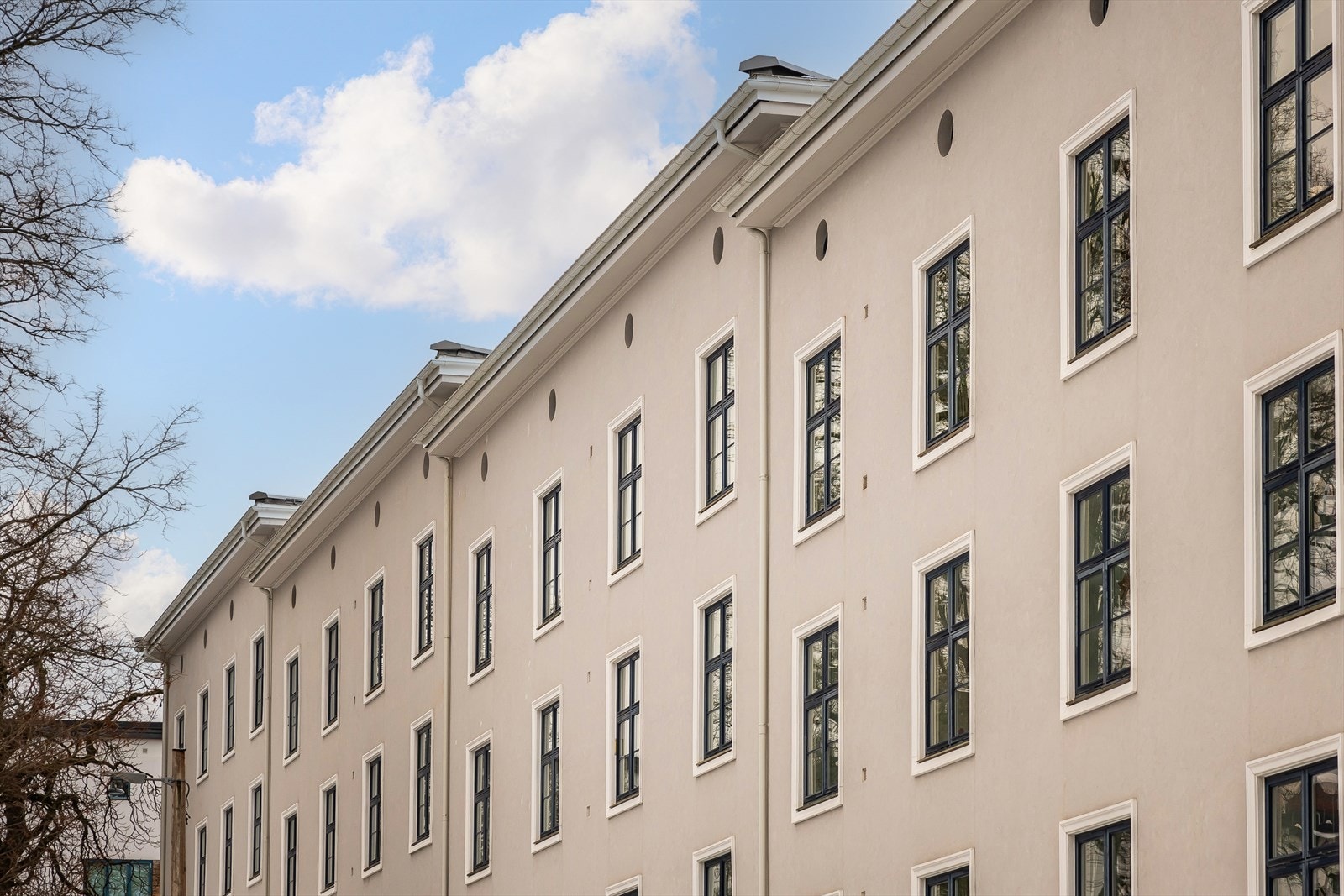 Veldrevet borettslag som har gjort en rekke betydelige oppgraderinger de siste årene, bla. tak og piper rehabilitert i 2023, skiftet yttertak i 2022, skiftet rør vann og avløp i 2020, fasade i 2016 etc. Galleribilde