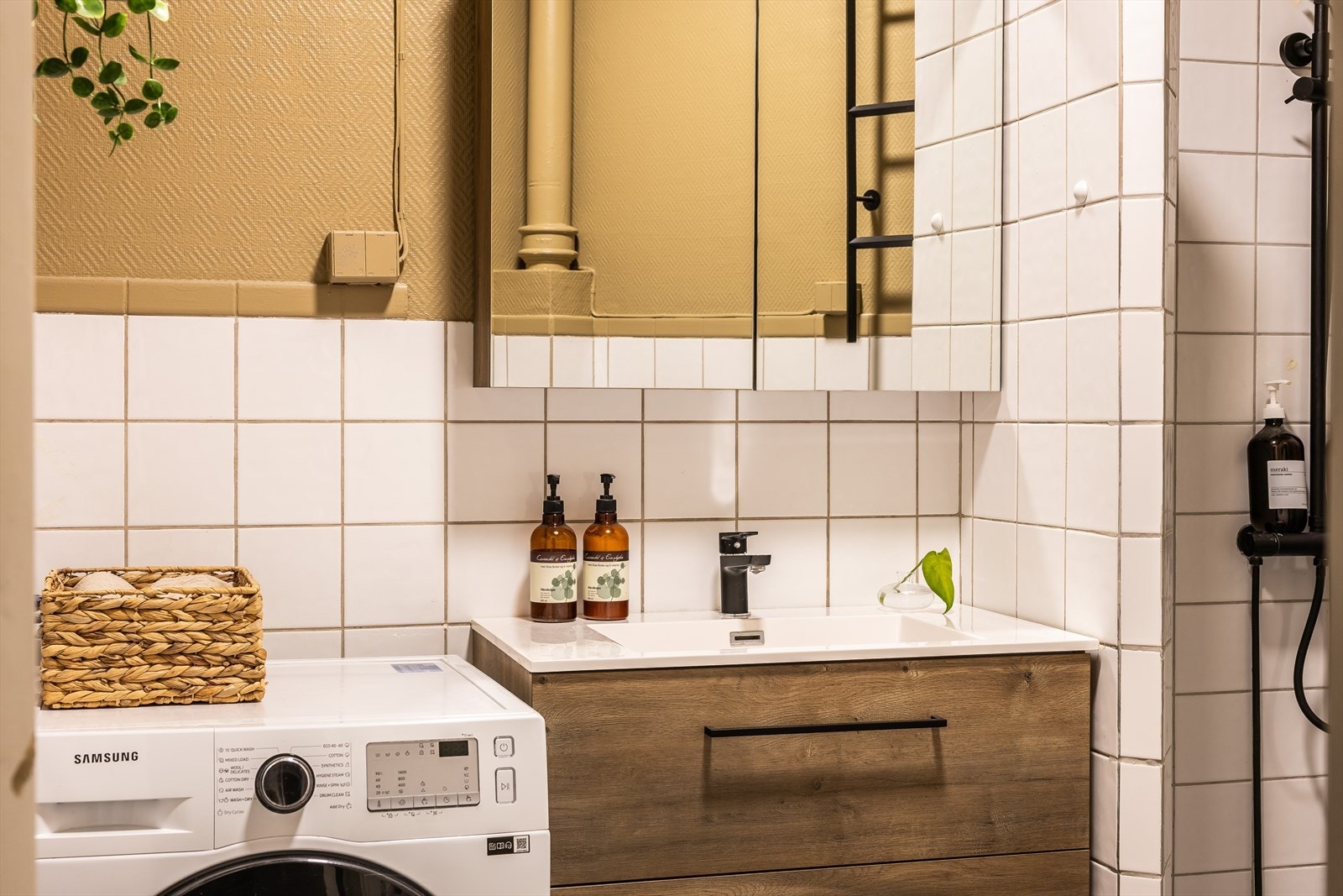 Badet har plass og opplegg for vaskemaskin og tørketrommel Galleribilde