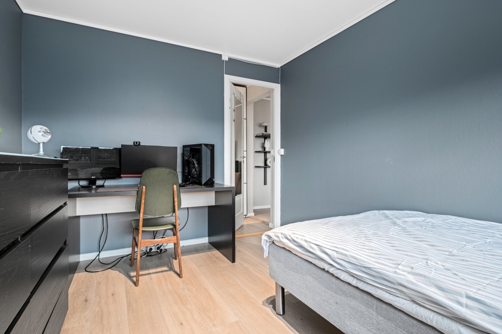 God plass til både seng og arbeidsbord. Galleribilde