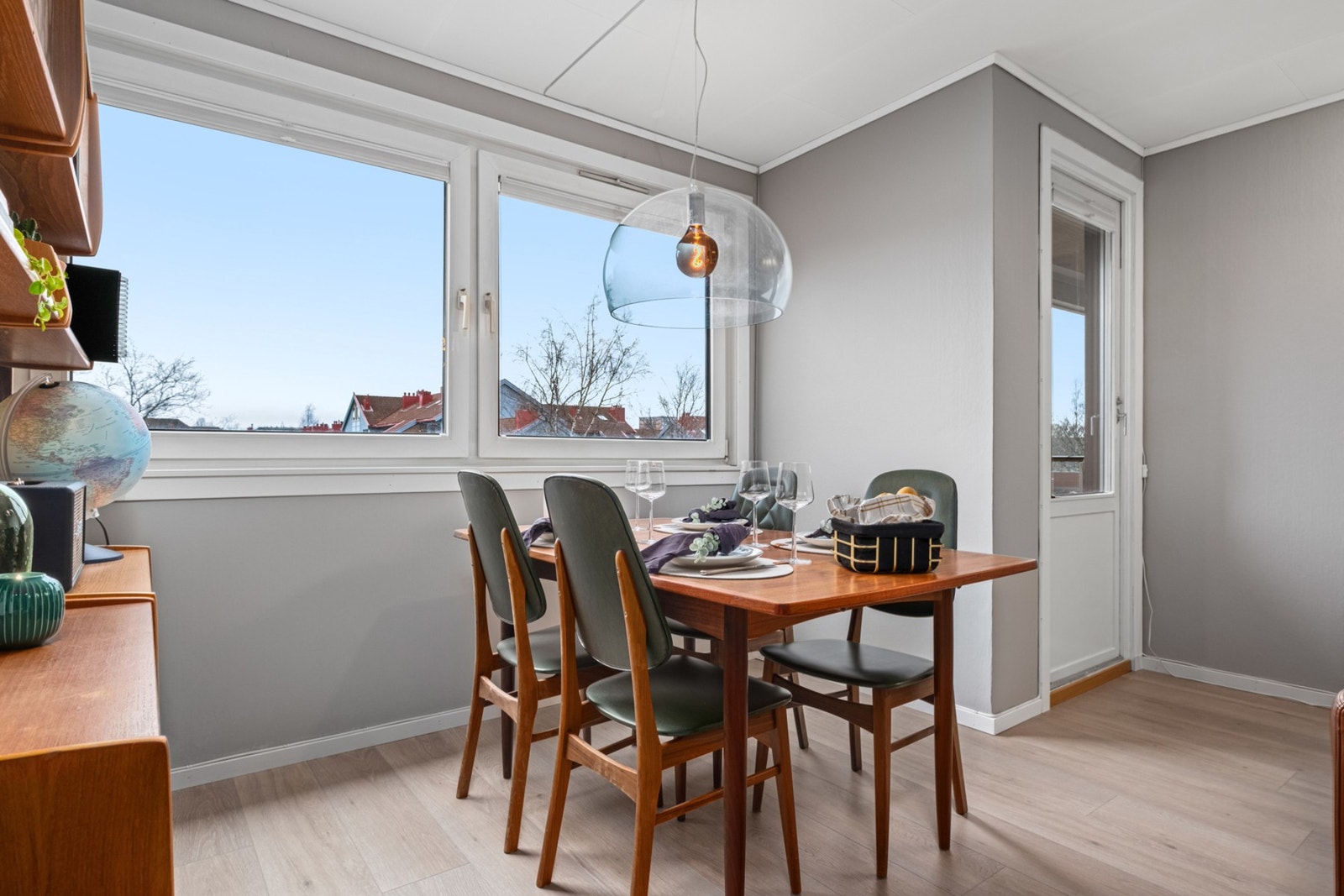 Romslig stue med plass til eget spisebord. Galleribilde