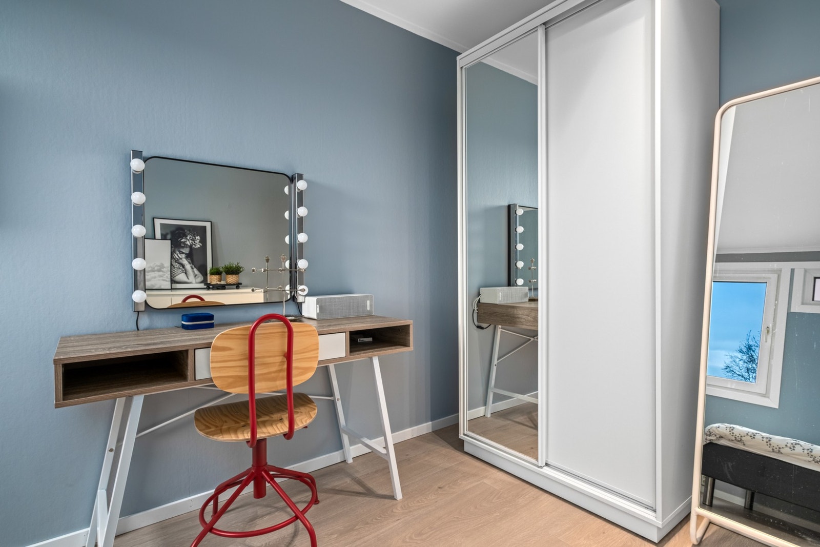 Plass til arbeidsbord og garderobeskap, Galleribilde