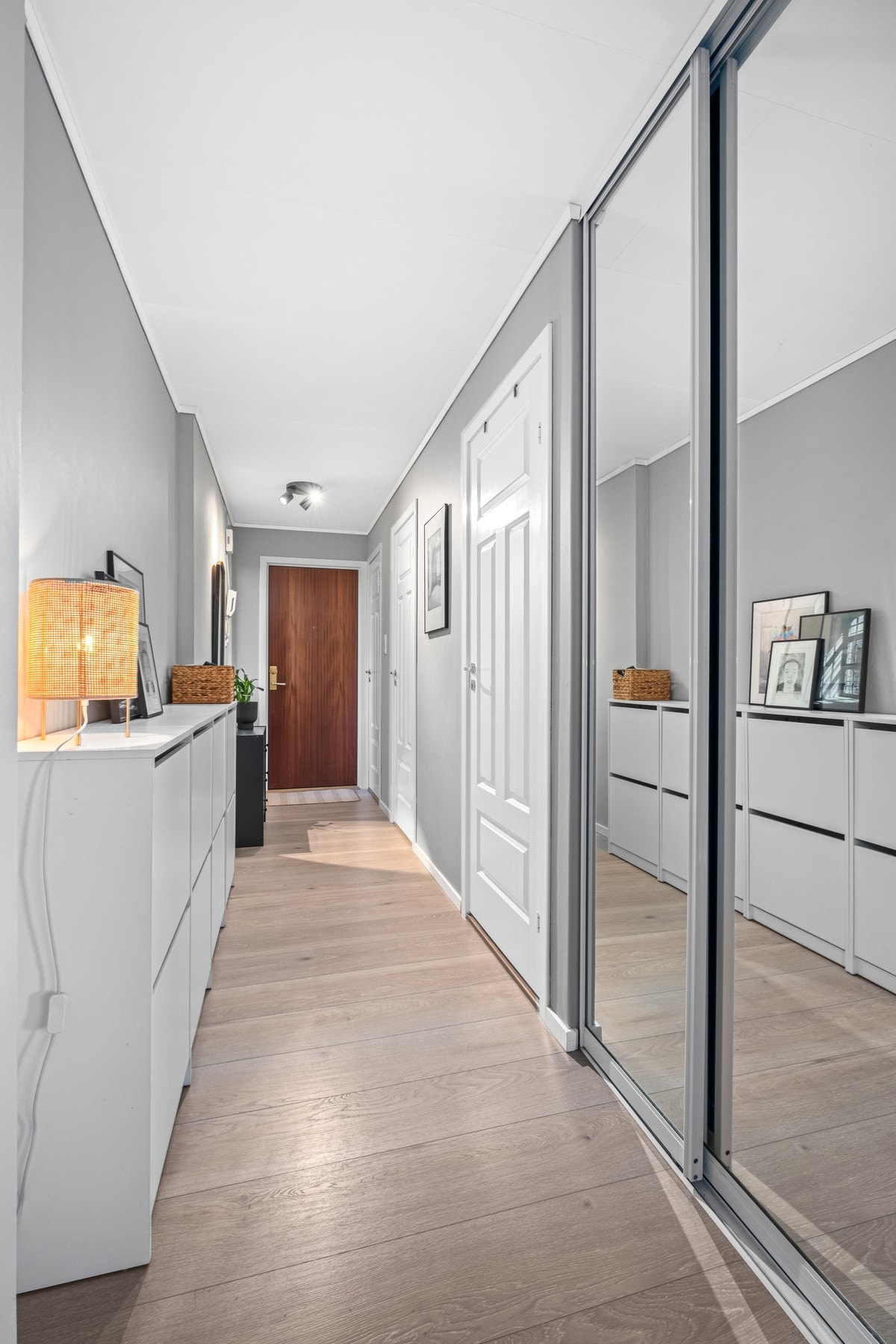 Lys og innbydende gang med skyvedørsgarderobe. Medfølger 2 boder i kjeller. Galleribilde