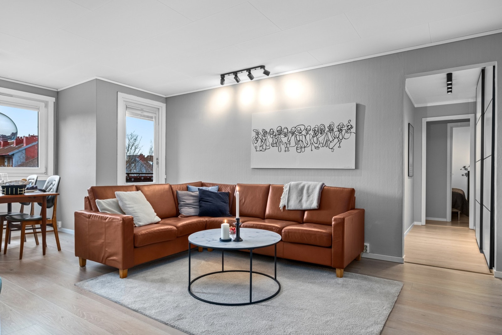 Praktisk løsning med store skyvedørsgarderober både i gang/entre og mellomgang med adkomst til soverommene. Galleribilde