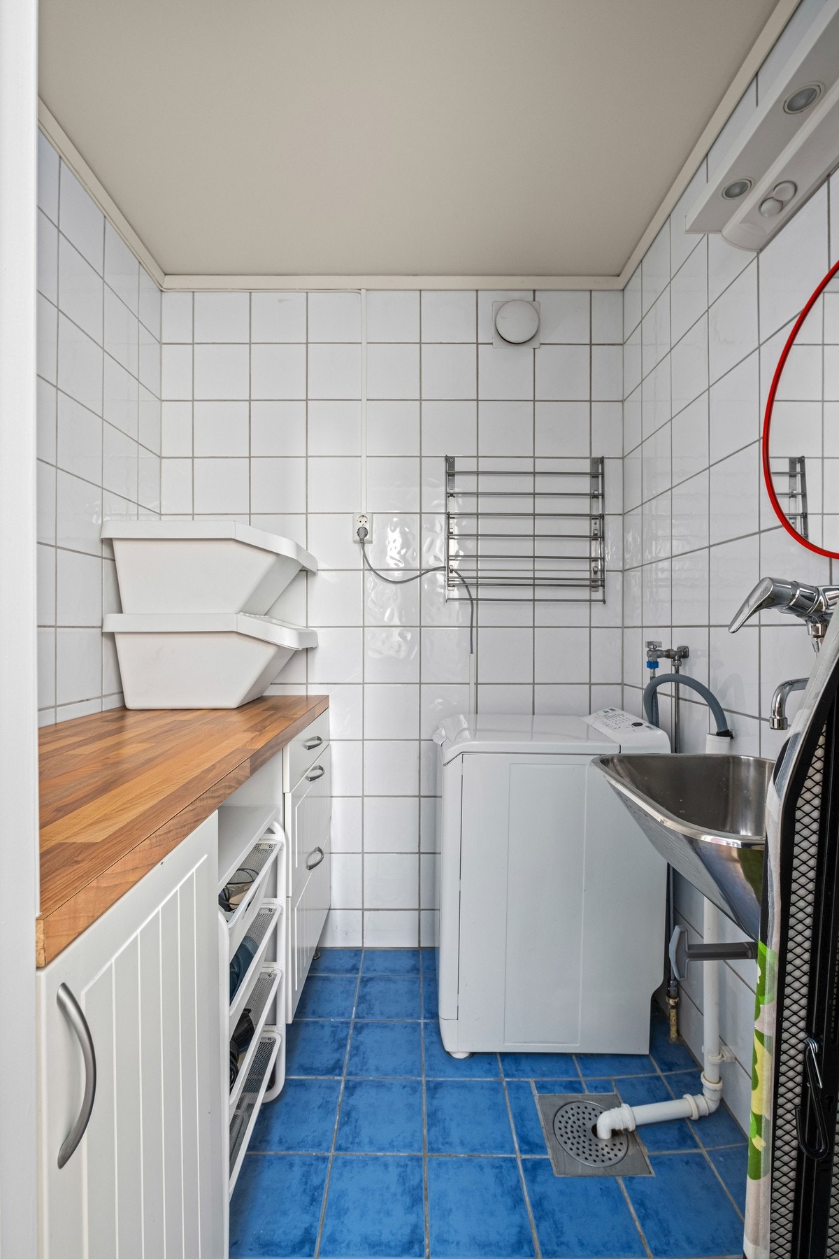 Leiligheten har separat vaskerom. Praktisk innredning og arbeidsflate. Galleribilde