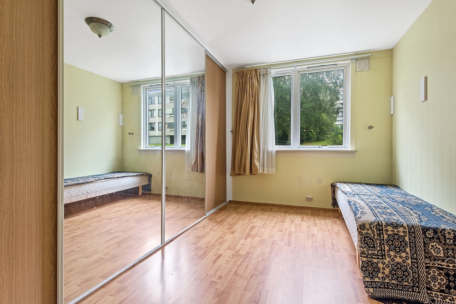Soverom med skyvedørsgarderobe. Galleribilde