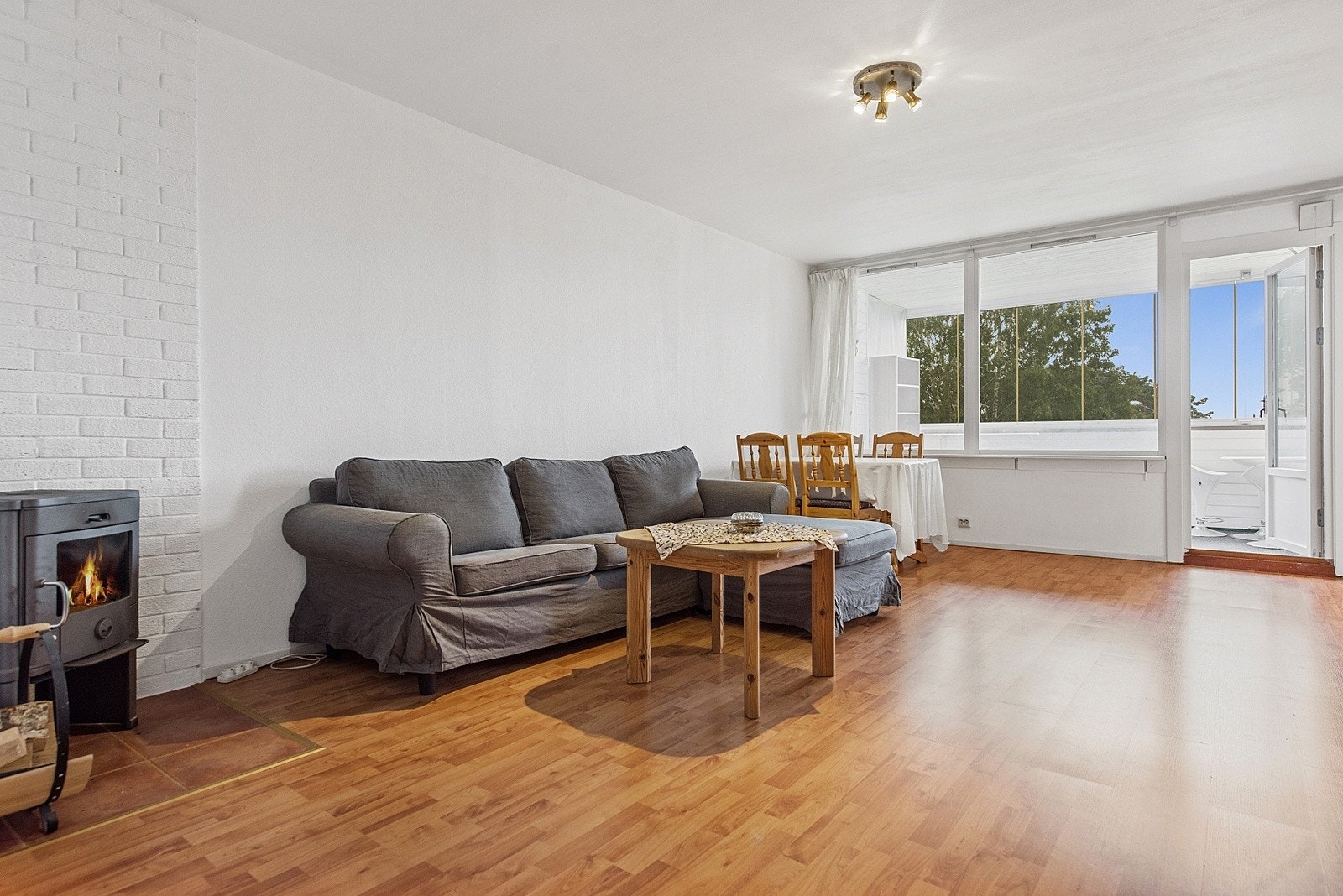 Romslig stue med utgang til stor balkong. Galleribilde